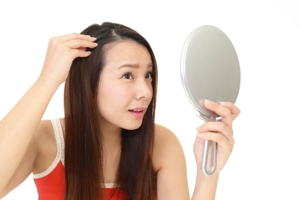 女性も薄毛で悩む人増加！50代の抜け毛の原因と予防＆対策方法